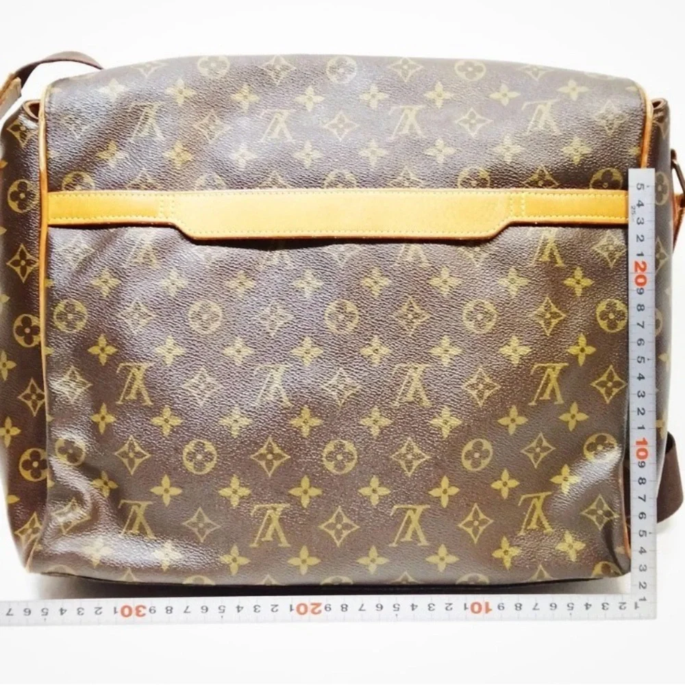 Louis Vuitton Abbesses messenger bag which features the brand's iconic monogram - Picture 2 of 8